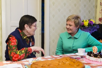 Губернатор Марина Ковтун поздравила с 90-летием мурманчанку Надежду Константиновну Бревнову