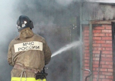 Семь человек тушили гараж в Никеле