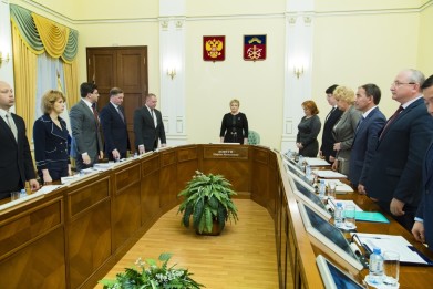 В правительстве Мурманской области почтили минутой молчания память подростков, погибших в Карелии