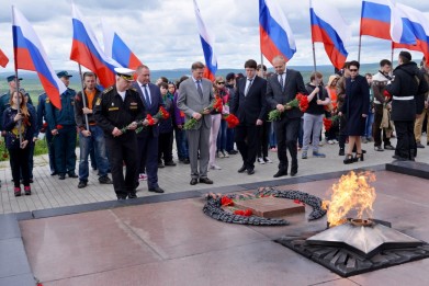 В Мурманске День памяти и скорби отметили торжественным митингом у мемориала Защитникам советского Заполярья в годы Великой Отечественной войны