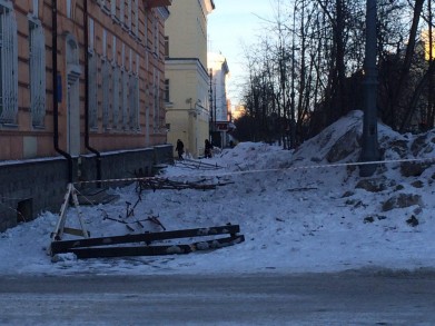В центре Мурманска с крыши дома сошёл снег с элементами металла