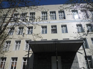 На крыльце школы в центре Мурманска обнаружен подозрительный предмет