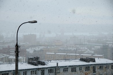 Сильный ветер и мокрый снег сохранятся в Мурманской области до конца суток