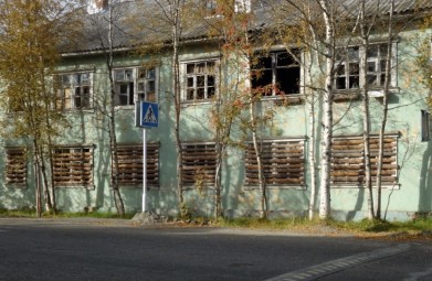 Школьник упал со здания заброшенной школы в Мурманской области
