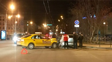 Два автомобиля столкнулись в Мурманске