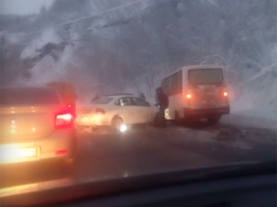 В аварии с маршруткой №106 пострадали два человека