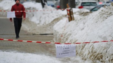 Пенсионерку госпитализировали после схода снега с крыши дома