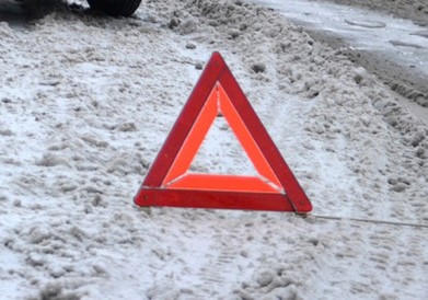 В ДТП под мурманским аэропортом пострадала женщина