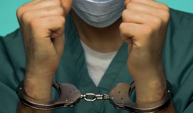 Врачу, сделавшему пациентку косоглазой, дали два года условно