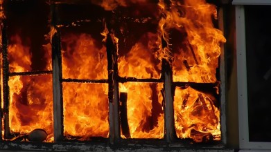 Деревянная постройка сгорела в Мурмашах