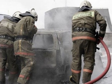 Автомобиль в Кировске тушили шестеро пожарных