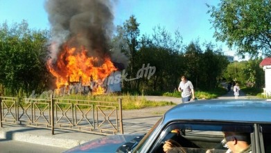 В Мурманске вспыхнул ларек