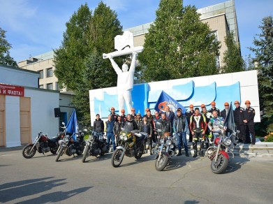 В Северодвинске байкеры установили флаг первой атомной подводной лодки