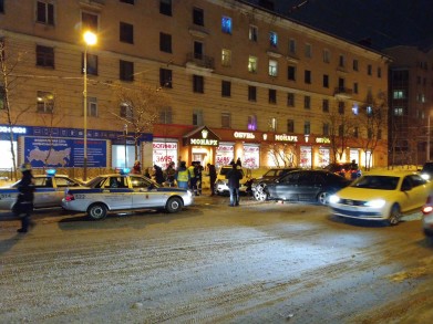 Столкновение трёх автомобилей произошло в центре Мурманска