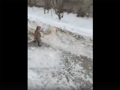 Упавший с крыши снег со льдом чуть не убил мурманчанку