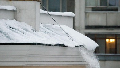 Мончегорские прокуроры разбираются в обстоятельствах падения снега с крыши на женщину