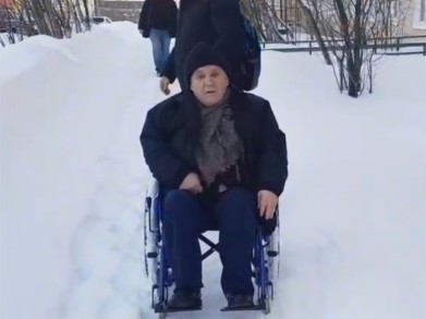 «Доступная среда»: неходячему мужчине пришлось пробираться в поликлинику сквозь сугробы