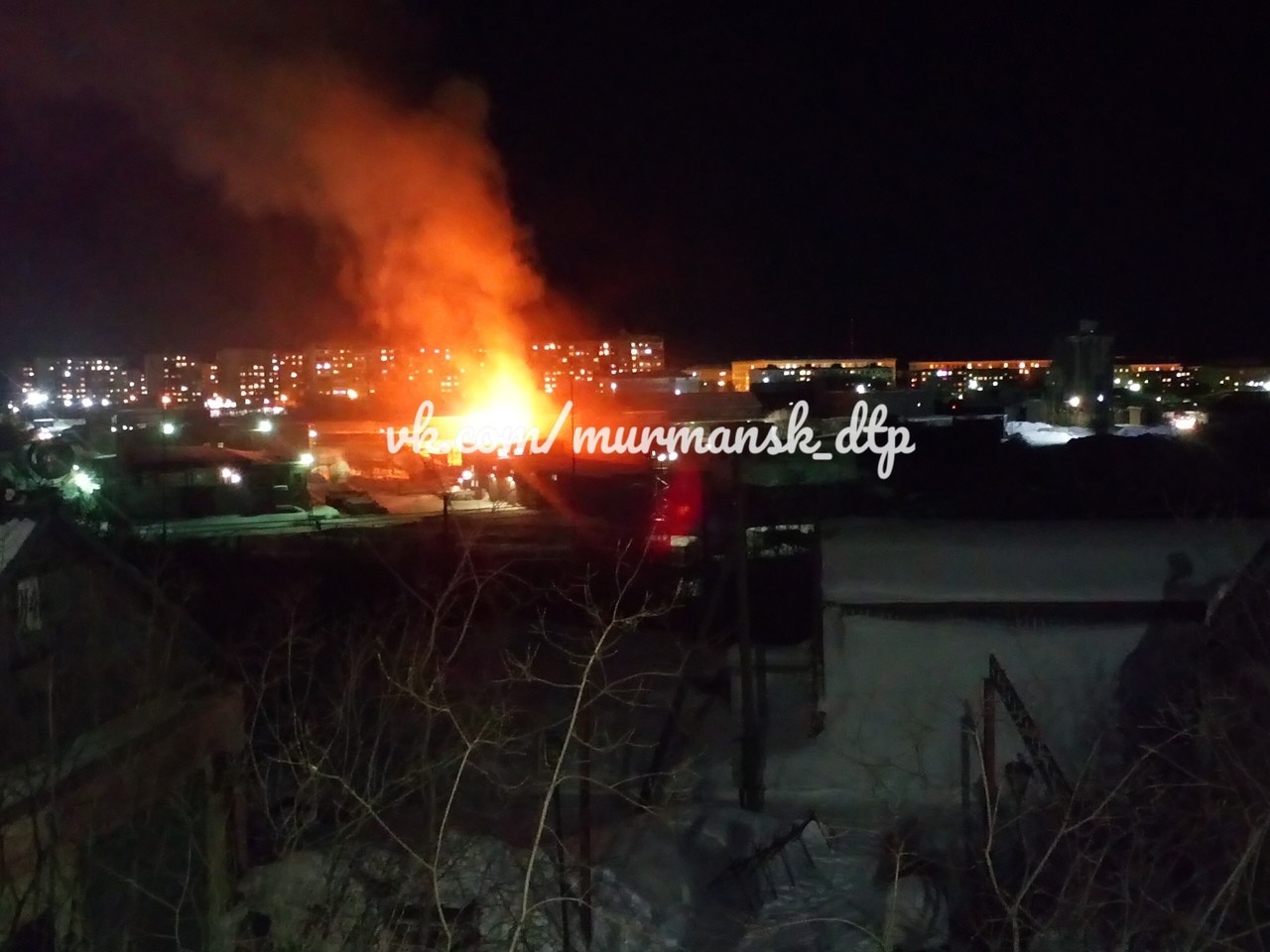 В мурманске горит. Крупные пожары в Мурманске. Пожар на Кольской ГМК. В Мурманске загорелось заброшенное здание. Пожар на КГМК.