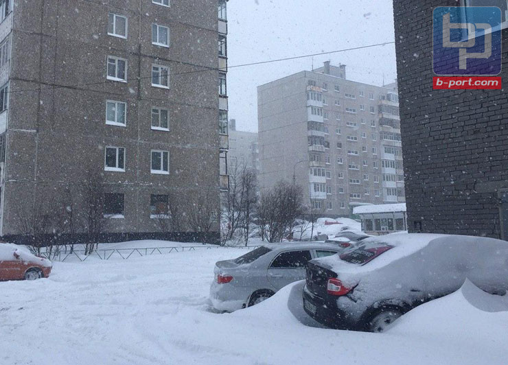 Гидрометцентр Мурманск. Большие сугробы в Заполярном Мурманской области. Плохие погодные условия в Мурманске. Мурманская область облачно и местами сильный ветер.