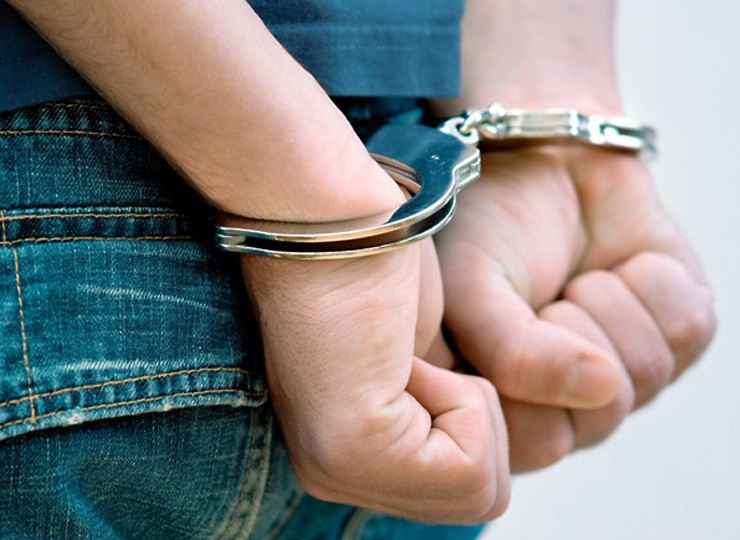 арест картинки. полиция задержала подозреваемого в краже имущества. участковый уполномоченный полиции. уголовная ответственность детей. роли в краже.