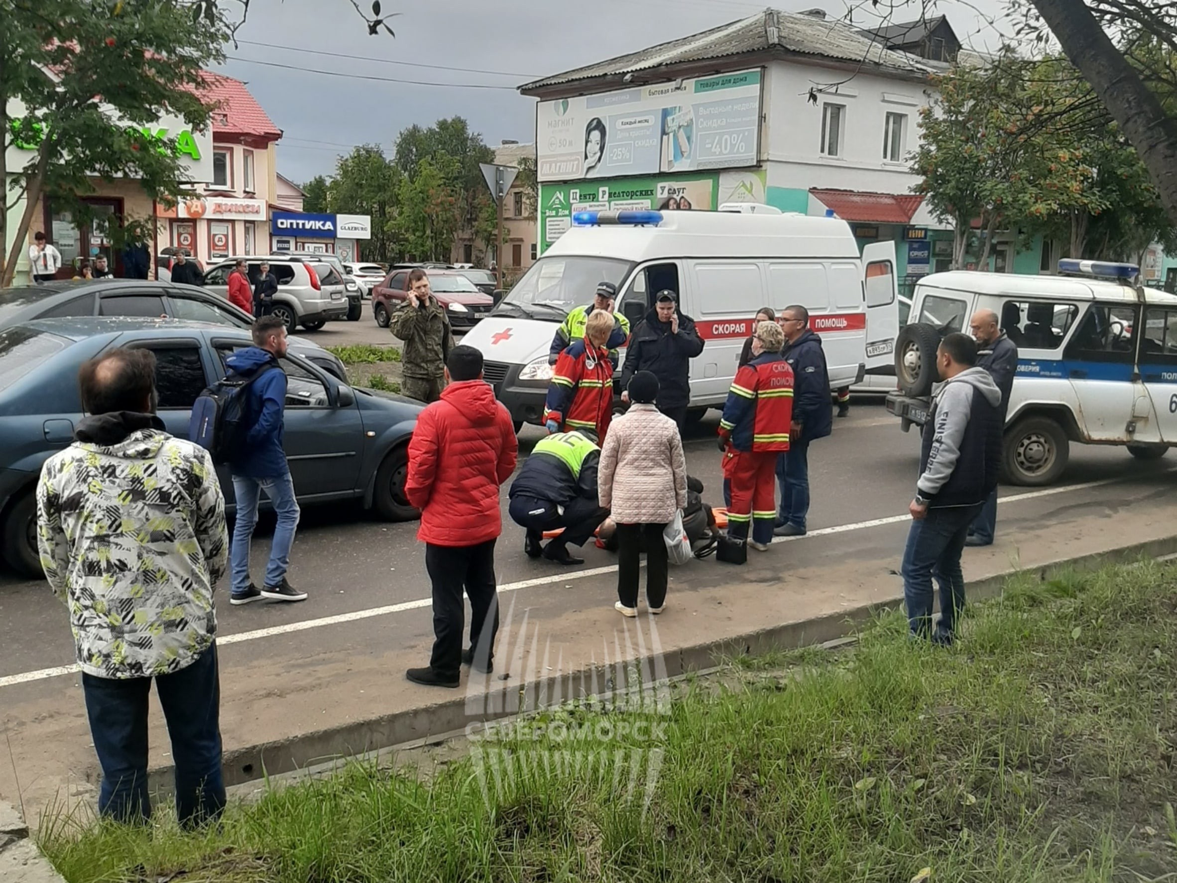 Скорая помощь сбила ребенка на пешеходном переходе. Переход (Североморск). На Некрасове сбили детей. ГАИ Североморск Падорина 2.