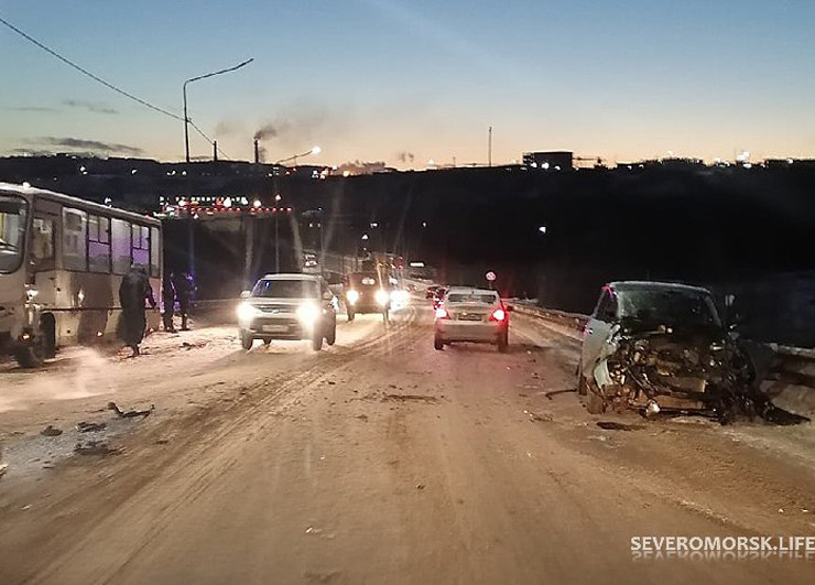 Авария город Североморск. Авария с автобусами Мурманск Североморск. ДТП 4 октября 2019 года Североморск. Авария на перекрестке в Североморске.