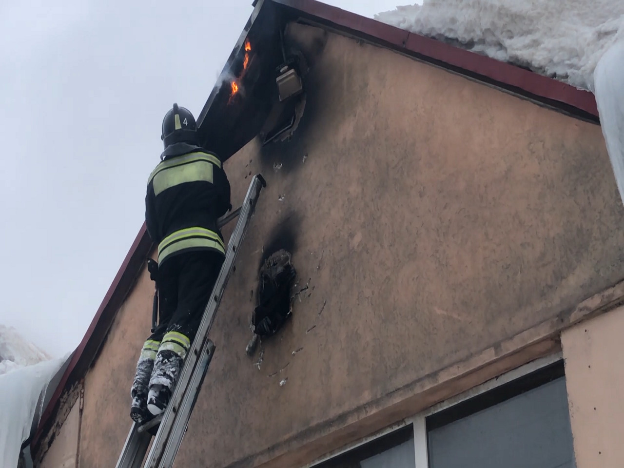 МЧС опубликовало видео с места тушения пожара в торговом центре Мурманска |  Информационное агентство «Би-порт»