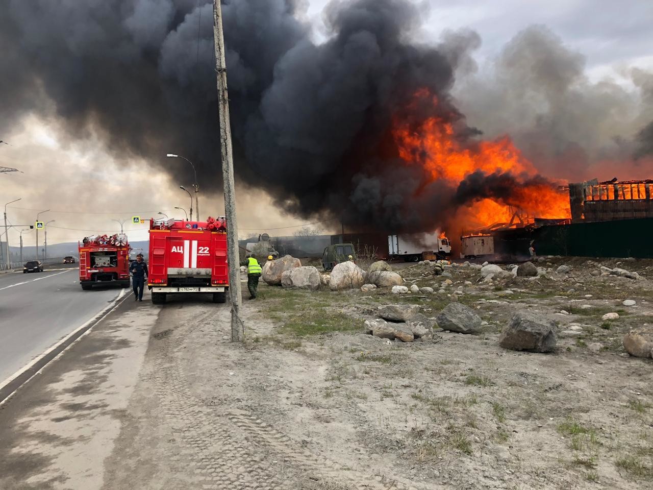Пожар на складе с бензовозами. Пожар в Коле Мурманская область сегодня. Что горело сегодня в Мурманске сильный пожар.