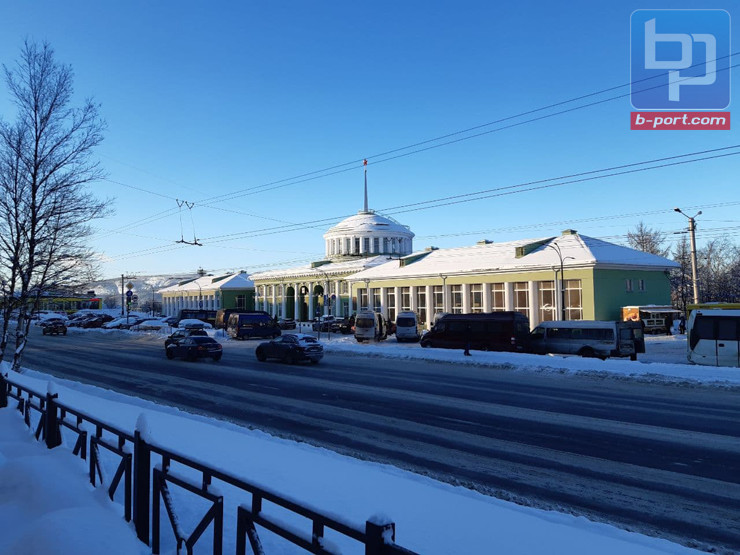 Автовокзал мурманск. Привокзальная площадь Мурманск. Мурманск Привокзальная площадь площадь. Мурманск Привокзальная площадь 2. Автовокзал Мурманск верхняя площадка.