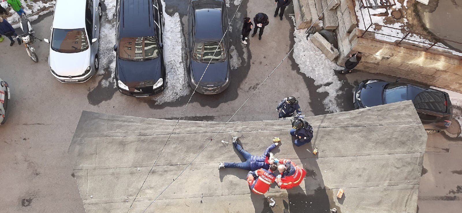Женщина выпала из окна Мурманск Кольский 33