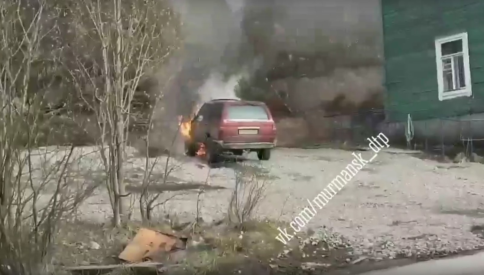 Кола горит. Мурманск озеро Окуневка сгоревшая машина на берегу.