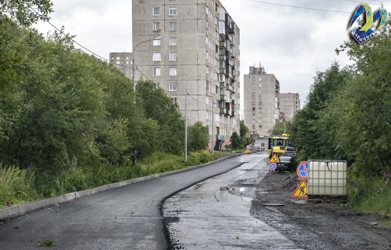 Ремонт мурманск. Автомобили припаркованные вдоль дороги Мурманск. Укладка дорог Мурманск. Машины в Мурманске вдоль дороги. Дороги Мурманска зимой.