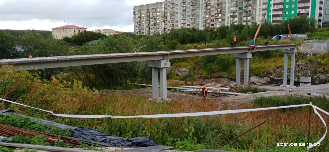 Строительство пешеходного моста в полярном