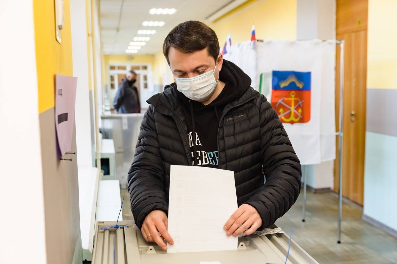 Губернатор проголосовал в Мурманске 2024. Выборы честные и прозрачные. Фото человека с голосованием ДЭГ.