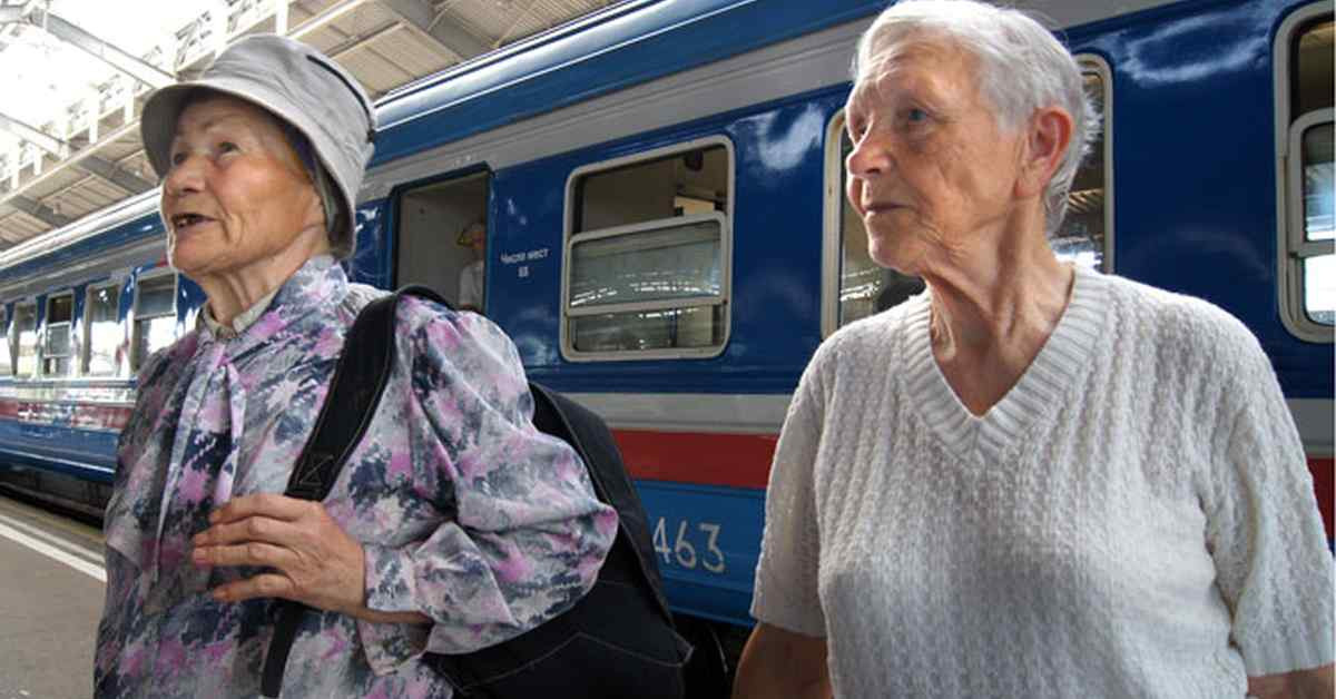 Льготные пассажиры. Пенсионеры в электричке. Пенсионеры в поезде. Пенсионерка путешествует. Пенсионерки в электричке.