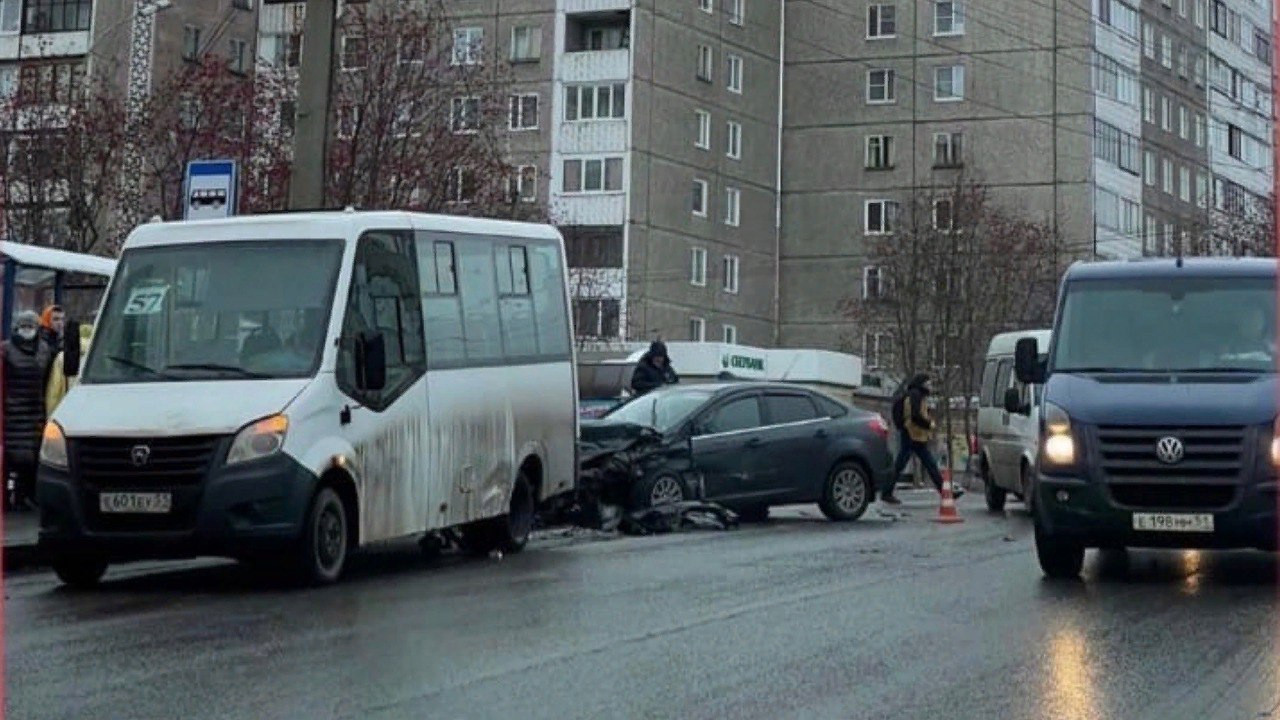 Холодный город мурманск 51 на номерах. Пробка в Полярном. ДТП С участием машины 152 регион. Затор на дороге. Вечерняя маршрутка на Мурманск в воскресенье из Полярные зори.