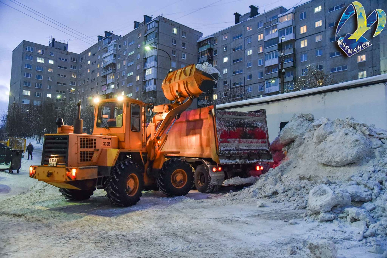 Депутаты проверили уборку двора по жалобе жильцов в Мурманске |  Информационное агентство «Би-порт»