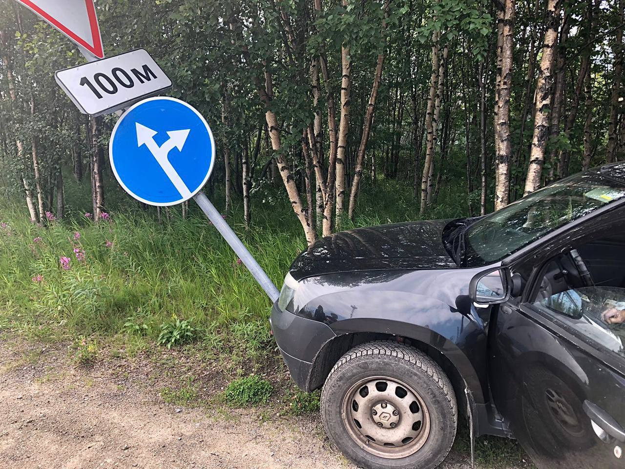 Автомобилист въехал в дорожный знак под Оленегорском | 20.07.2022 | Мурманск  - БезФормата