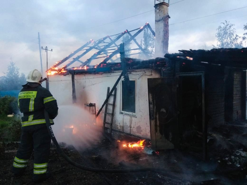 Дом в Кандалакше сгорел на глазах у хозяйки | 04.09.2022 | Мурманск -  БезФормата