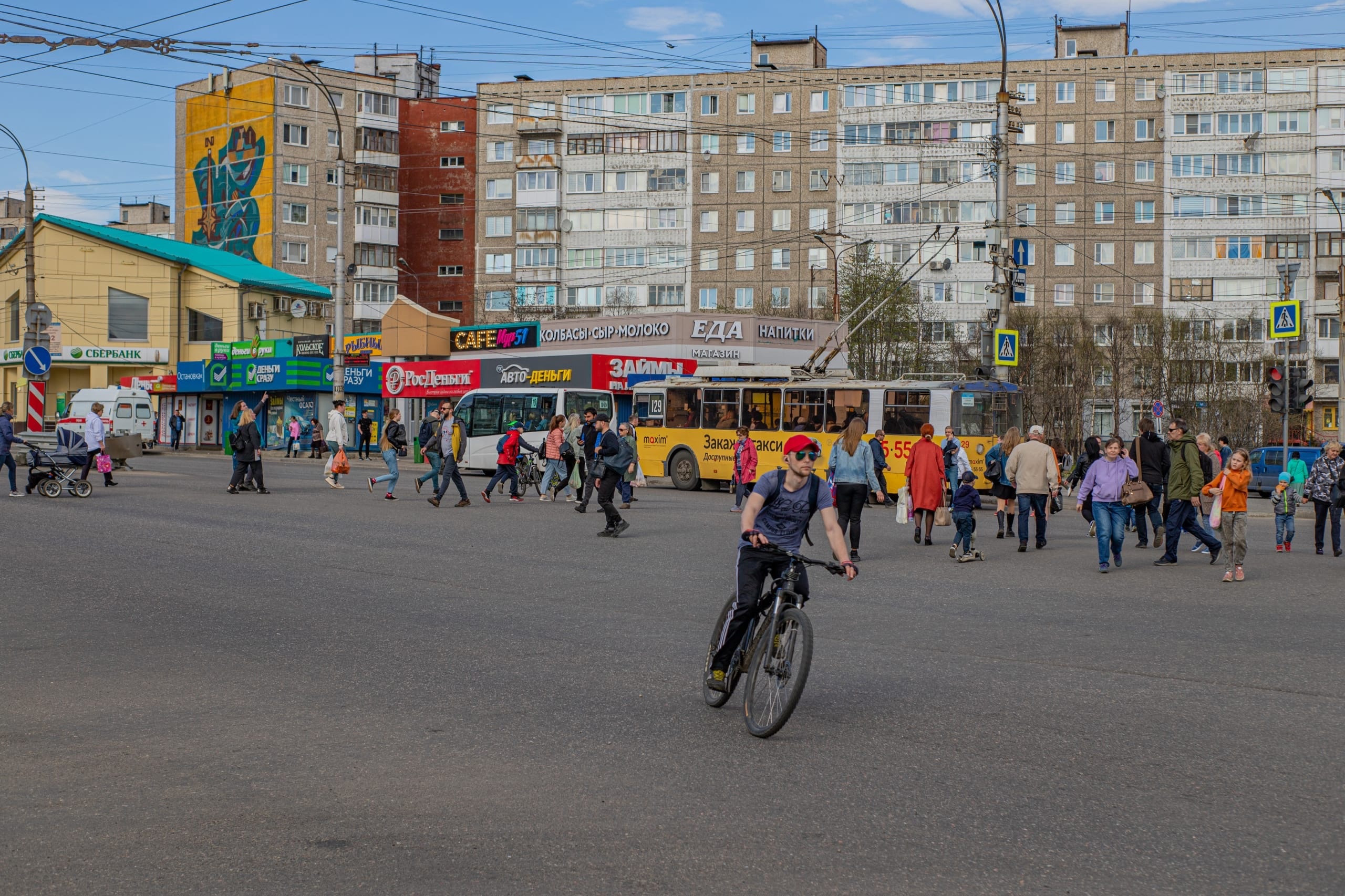 Первомайская мурманск. Мурманск улица Свердлова девушки. Кольский 10 Мурманск. Районы Мурманска. Остановка Первомайская Мурманск.