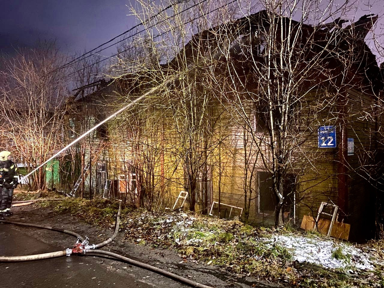 В Мурманске на улице Фрунзе горела аварийная деревяшка | 27.10.2022 |  Мурманск - БезФормата