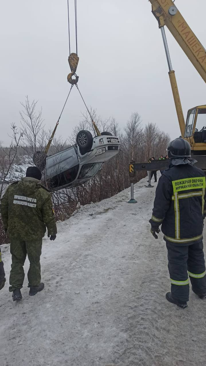 Спасатели достали легковой автомобиль из канавы в районе Кировска |  Информационное агентство «Би-порт»