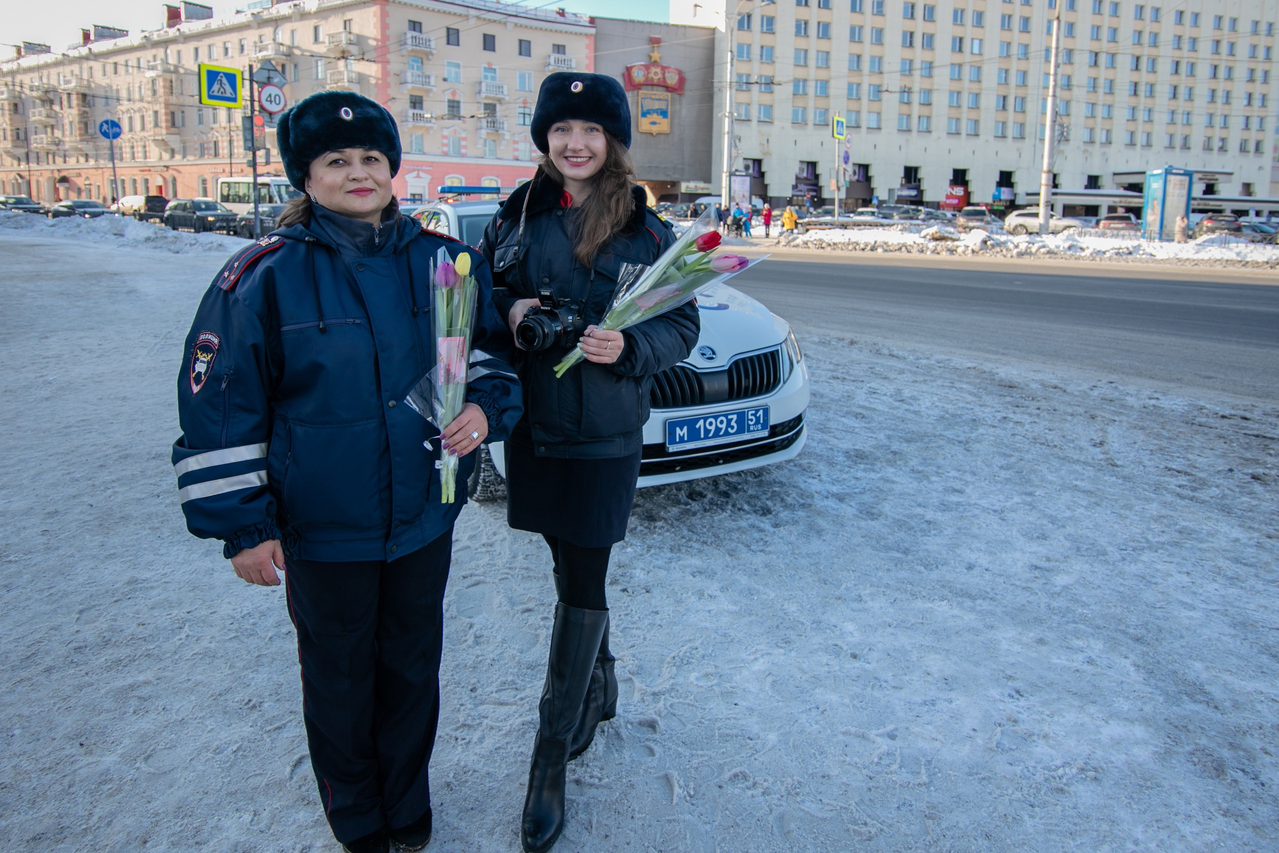 Курс 10 ноября. Сотрудники ГИБДД цветы. Милиция и полиция. С днем полиции. 10 Ноября день милиции.