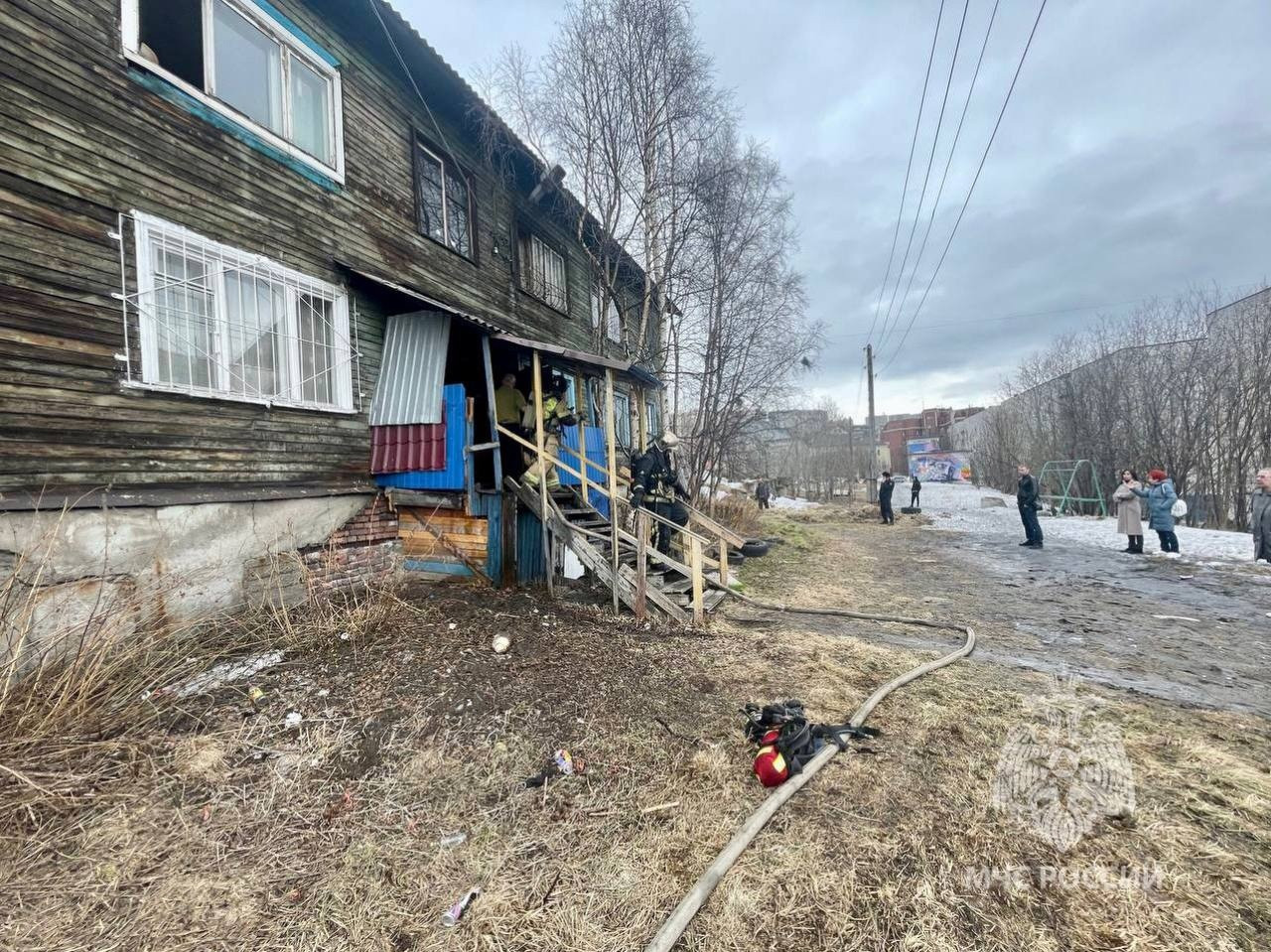 Огнеборцы спасли двух человек при пожаре в мурманской 