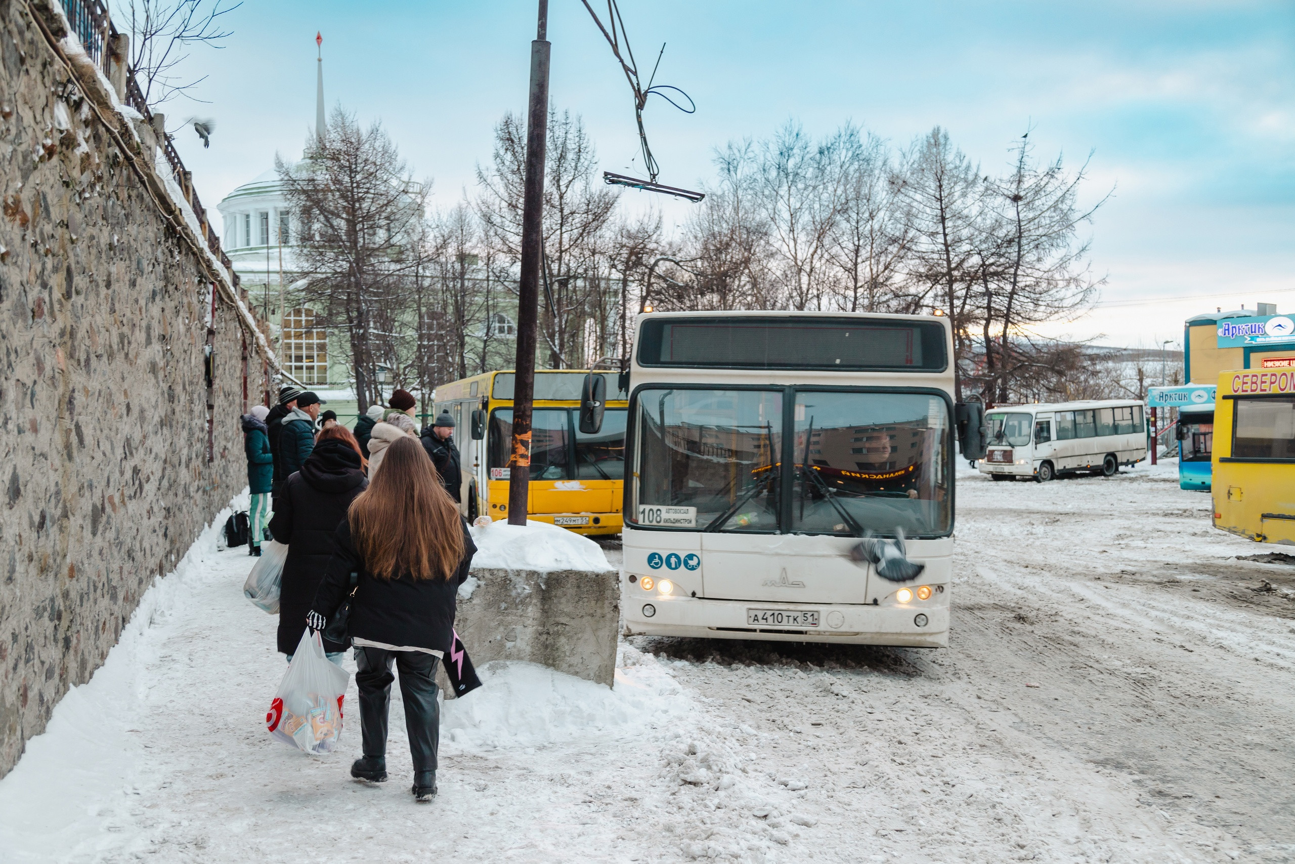Автобусы оленегорск высокий. Высокий Оленегорск автобус. Автобусы Оленегорск. Автобусы в Оленегорск из Мурманска. Социальная помощь на проезд.