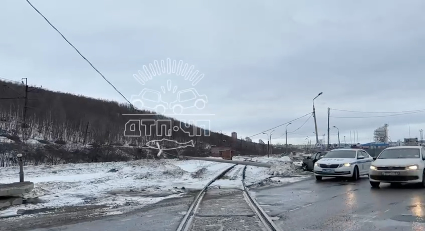 В Мурманске на Подгорной 32-летний водитель врезался в столб |  Информационное агентство «Би-порт»