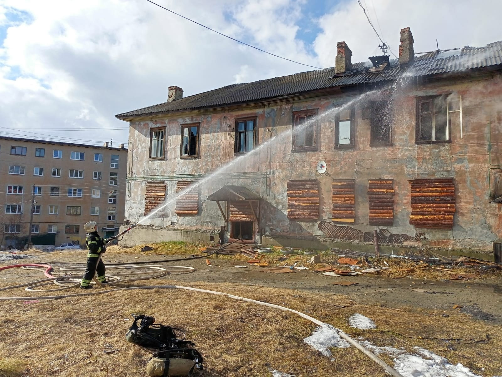 В Кандалакше сгорел деревянный двухэтажный нежилой дом | Информационное  агентство «Би-порт»