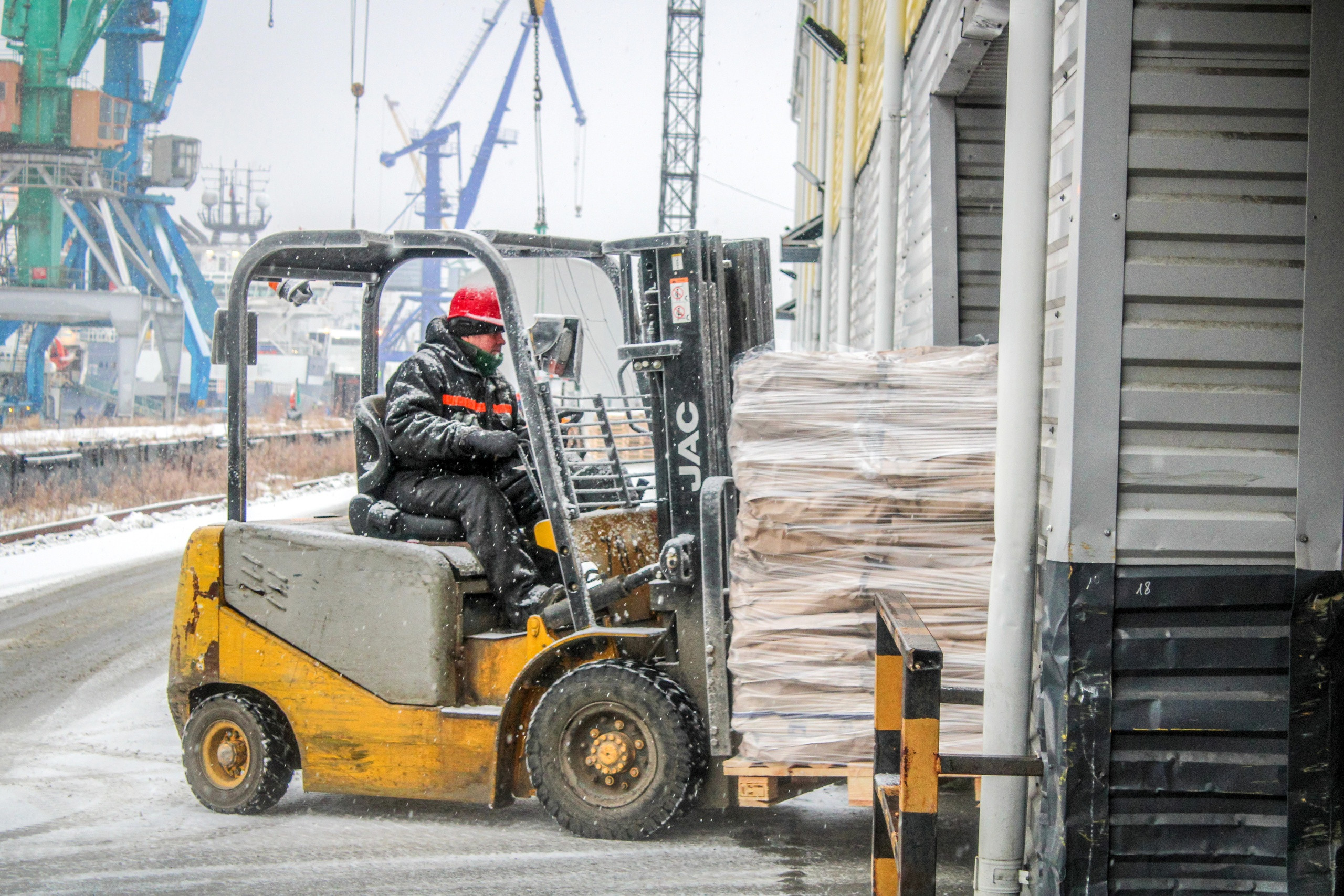 Объёмы поступления рыбных кормов из Беларуси в рыбный порт Мурманска  сократились | Информационное агентство «Би-порт»