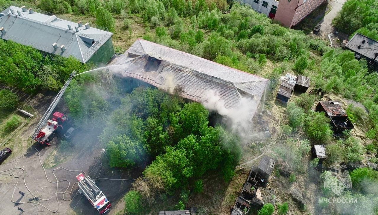 Пожар в жилом доме в Мурманске тушили 26 человек | 26.05.2023 | Мурманск -  БезФормата