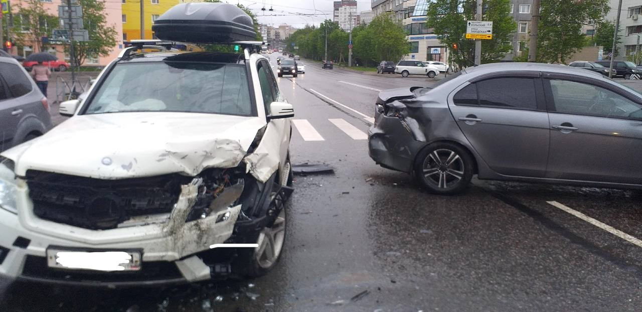 В Мурманске из-за ДТП с участием трёх машин на проспекте Ленина затруднено  движение | Информационное агентство «Би-порт»